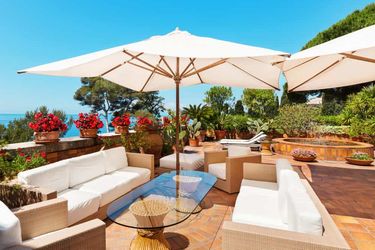 Come scegliere l'ombrellone da giardino: guida 2025