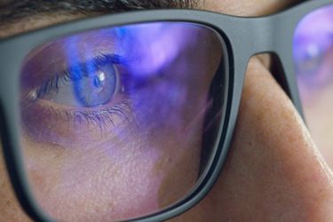 Come scegliere gli occhiali luce blu: guida 2025