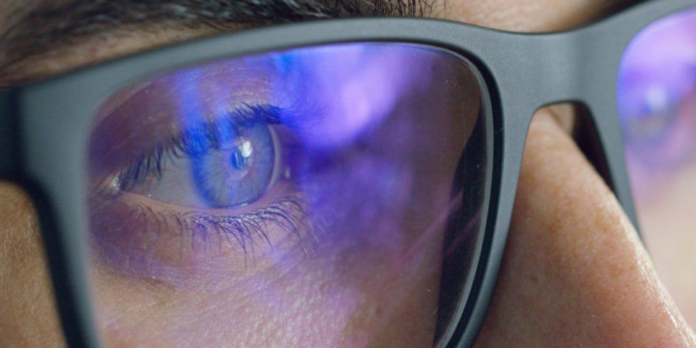 Come scegliere gli occhiali luce blu: guida all'acquisto
