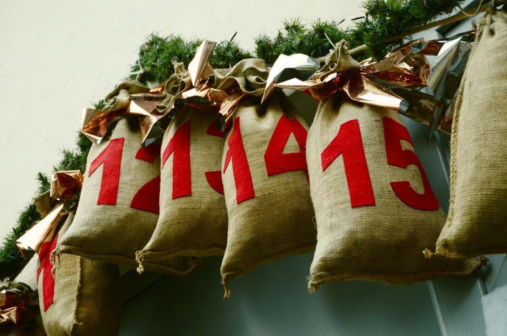 per calendario di Natale riutilizzabili sacchetti regalo in iuta con nastro 24 sacchetti di stoffa Calendario dellAvvento da riempire 24 numeri adesivi natalizi decorazione fai da te 