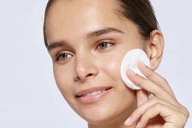 Come scegliere lo struccante: guida all'acquisto