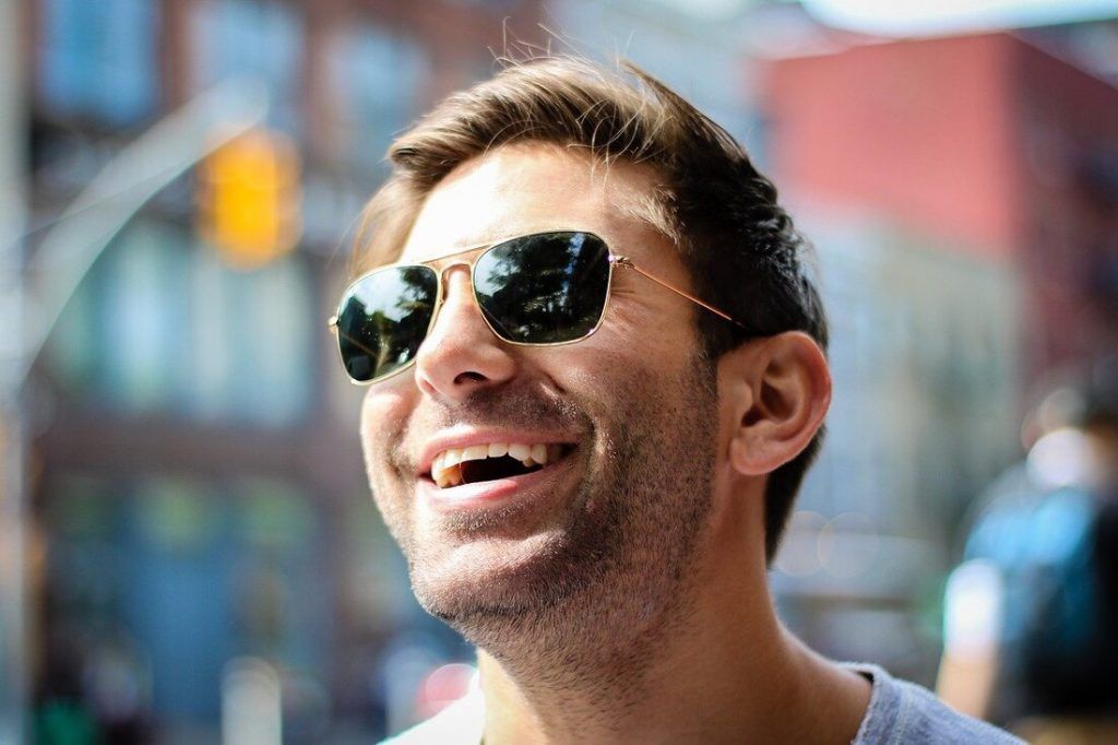 60+ Nuovi modelli di occhiali da sole da uomo per arricchire il