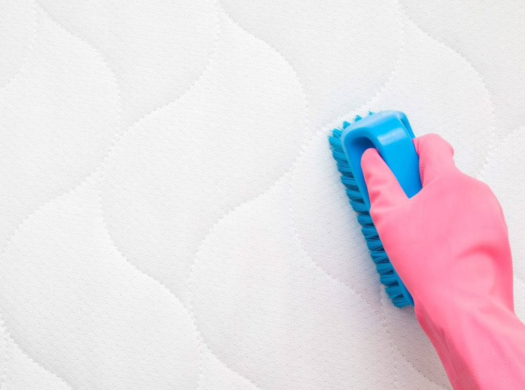 Come pulire il materasso: le dritte per una perfetta igiene