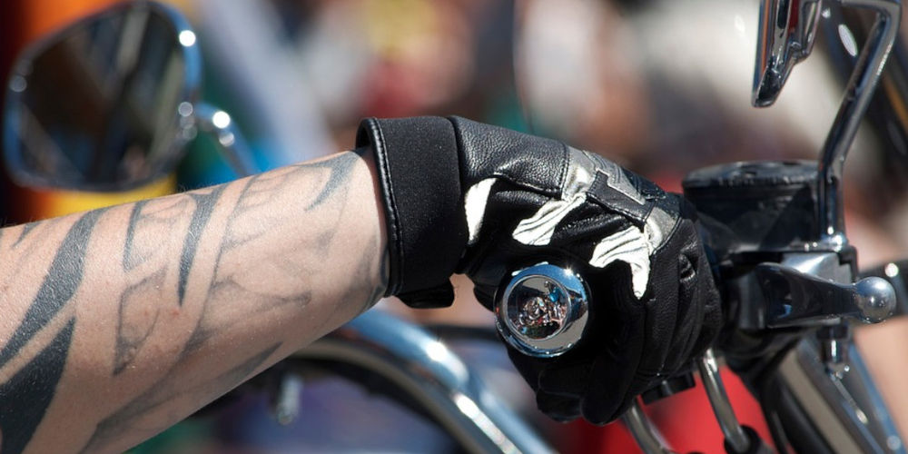 Come scegliere i guanti da moto: guida all'acquisto