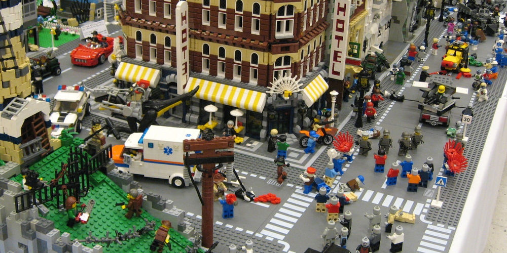 Nell’epoca dello shopping online, Lego apre uno store a Milano