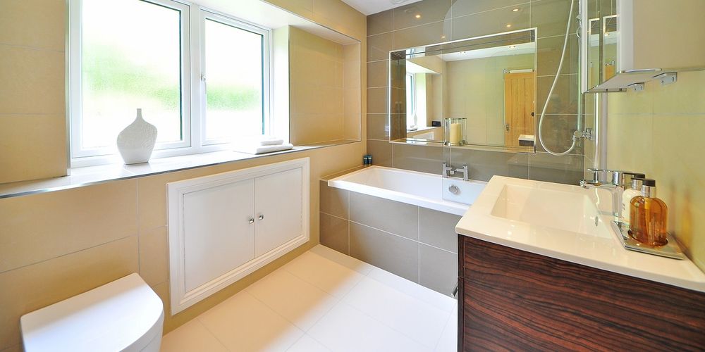 Come scegliere lo specchio bagno: guida all'acquisto