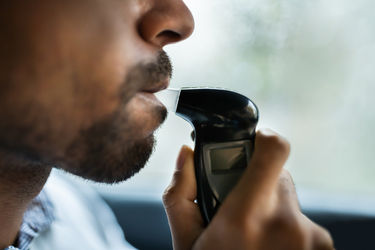 Guida sicura e nuove regole: boom di ricerche online per gli etilometri secondo QualeScegliere.it