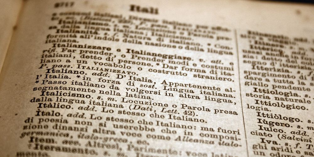 Come scegliere il dizionario di italiano: guida 2025