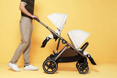 Come scegliere il passeggino gemellare: guida all'acquisto