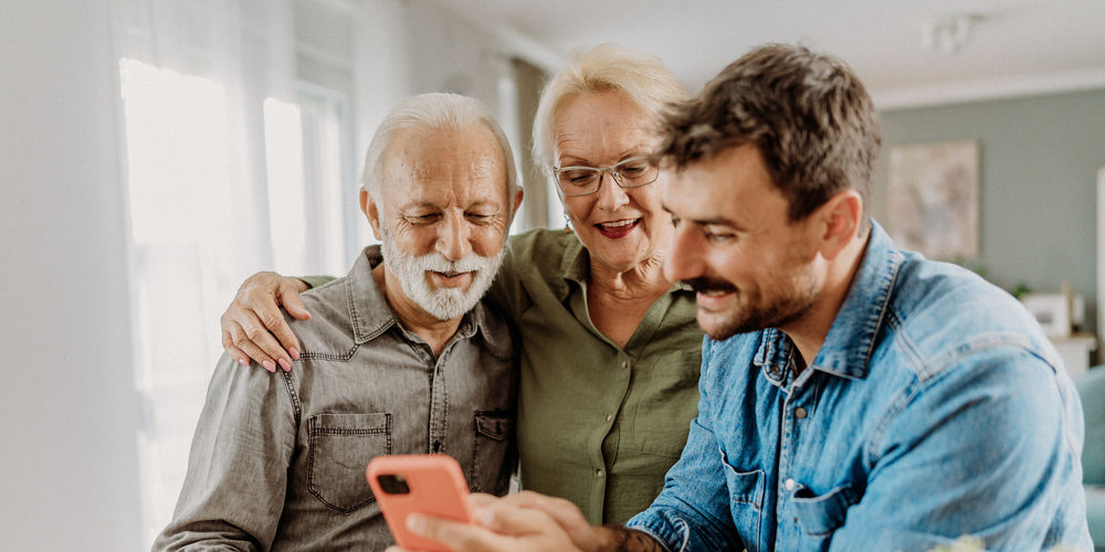 Come scegliere il cellulare per anziani: guida 2025