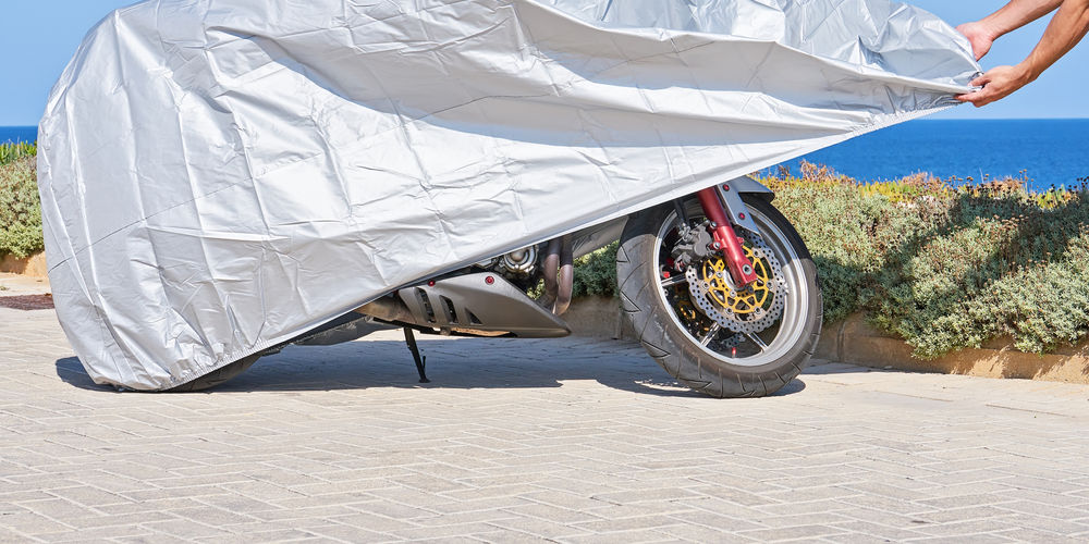 Come scegliere il telo coprimoto: guida all'acquisto