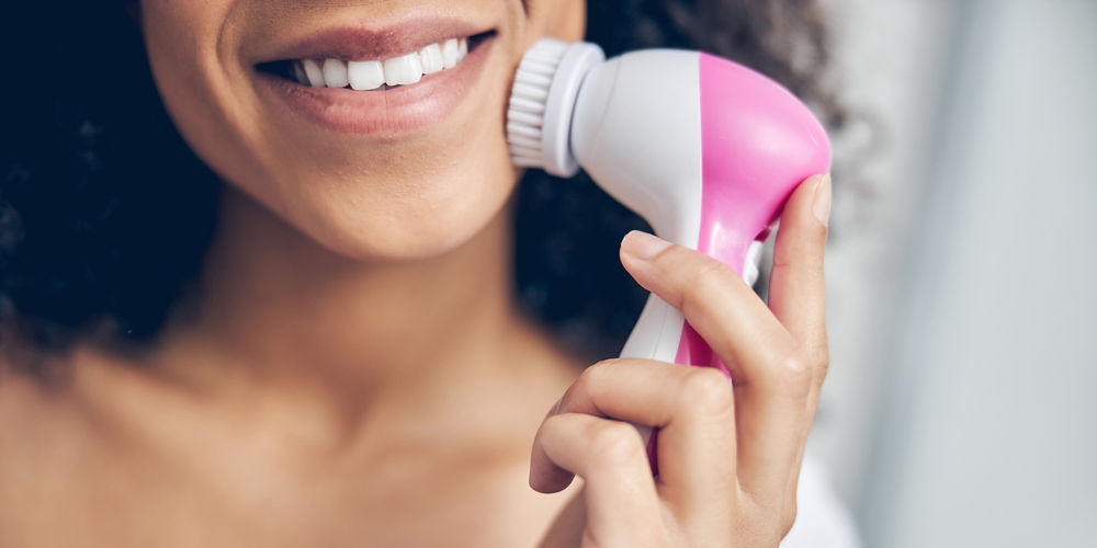 Come scegliere la spazzola pulizia viso: guida all'acquisto