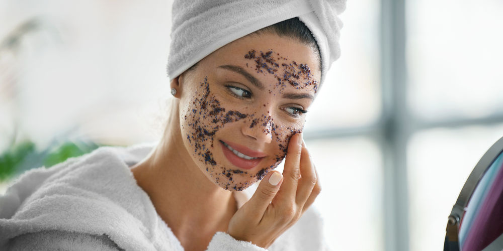 Come scegliere lo scrub viso: guida all'acquisto