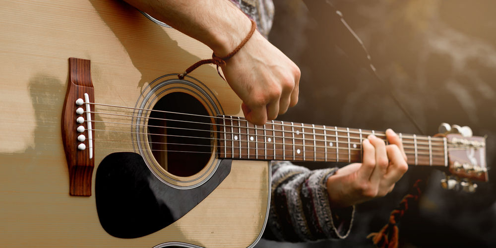 Come scegliere la chitarra acustica: guida all'acquisto