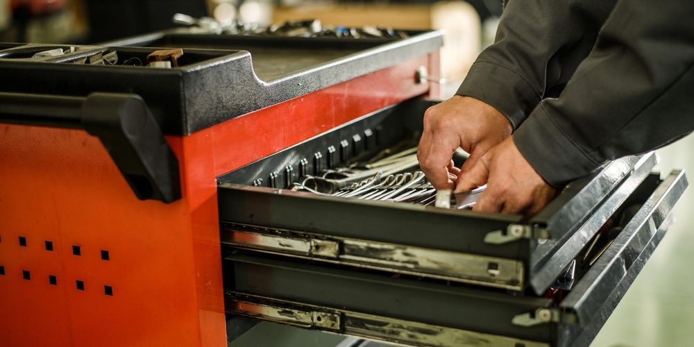 Come scegliere il carrello porta attrezzi: guida all'acquisto