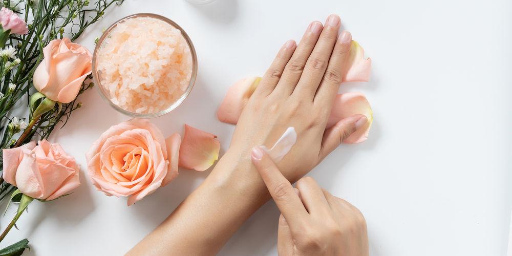 Come scegliere la crema mani: guida all'acquisto