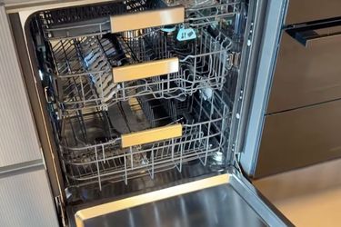 Samsung Bespoke Serie 90 AI: la lavastoviglie che ti fa consumare meno ogni giorno