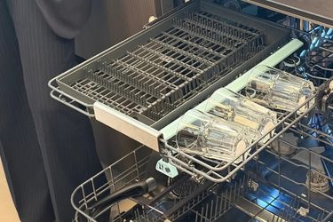 Lavastoviglie Samsung Bespoke Serie 90 AI: i calici più delicati e le tazze da collezione hanno il loro spazio dedicato