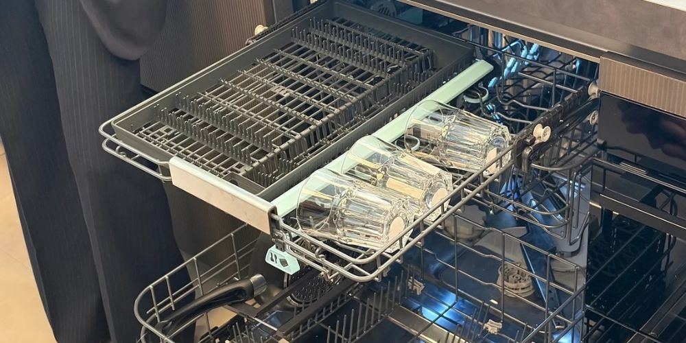 Lavastoviglie Samsung Bespoke Serie 90 AI: i calici più delicati e le tazze da collezione hanno il loro spazio dedicato