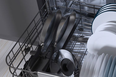 Nella lavastoviglie Samsung Bespoke Serie 90 AI entrano anche le padelle grandi in verticale