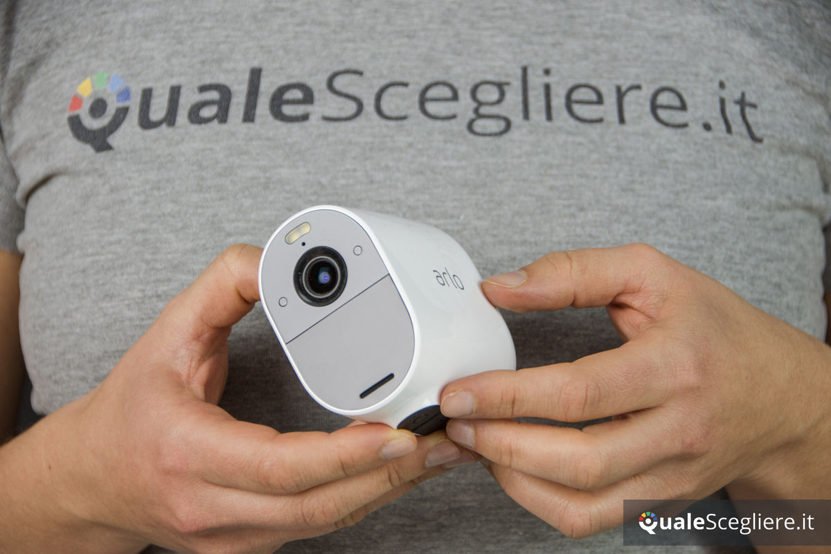Arlo Essential Spotlight Camera VMC2030-100EUS